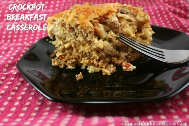 Crockpot Breakfast Casserole - Wouldn't it be nice to wake up to a nice warm breakfast? This crockpot breakfast casserole is perfect just for that very reason.