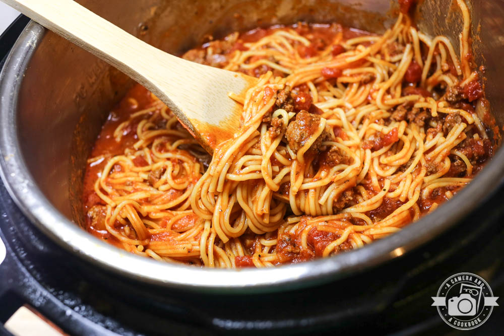 Instant Pot Spaghetti - Need something to whip up for dinner in less than 30 minutes? Need to dust off your Instant Pot? Here's a super yummy Instant Pot Spaghetti recipe that everyone will love!